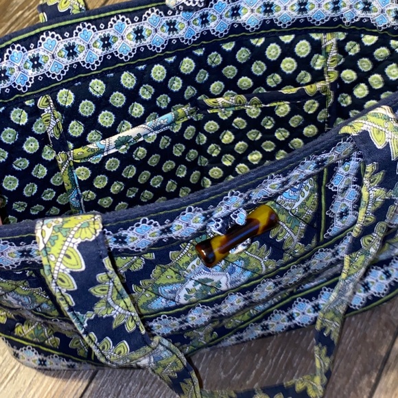 Vera Bradley Lot (includes two bags, one wallet) - Picture 4 of 12